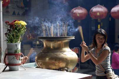 Frau mit R&auml;cherst&auml;bchen