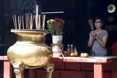 Frau mit R&auml;cherst&auml;bchen